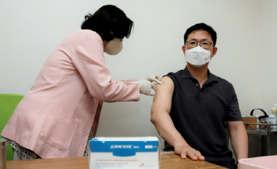 안재용 SK바이오사이언스 사장이 스카이코비원 백신을 접종하고 있다. SK바이오사이언스 제공.